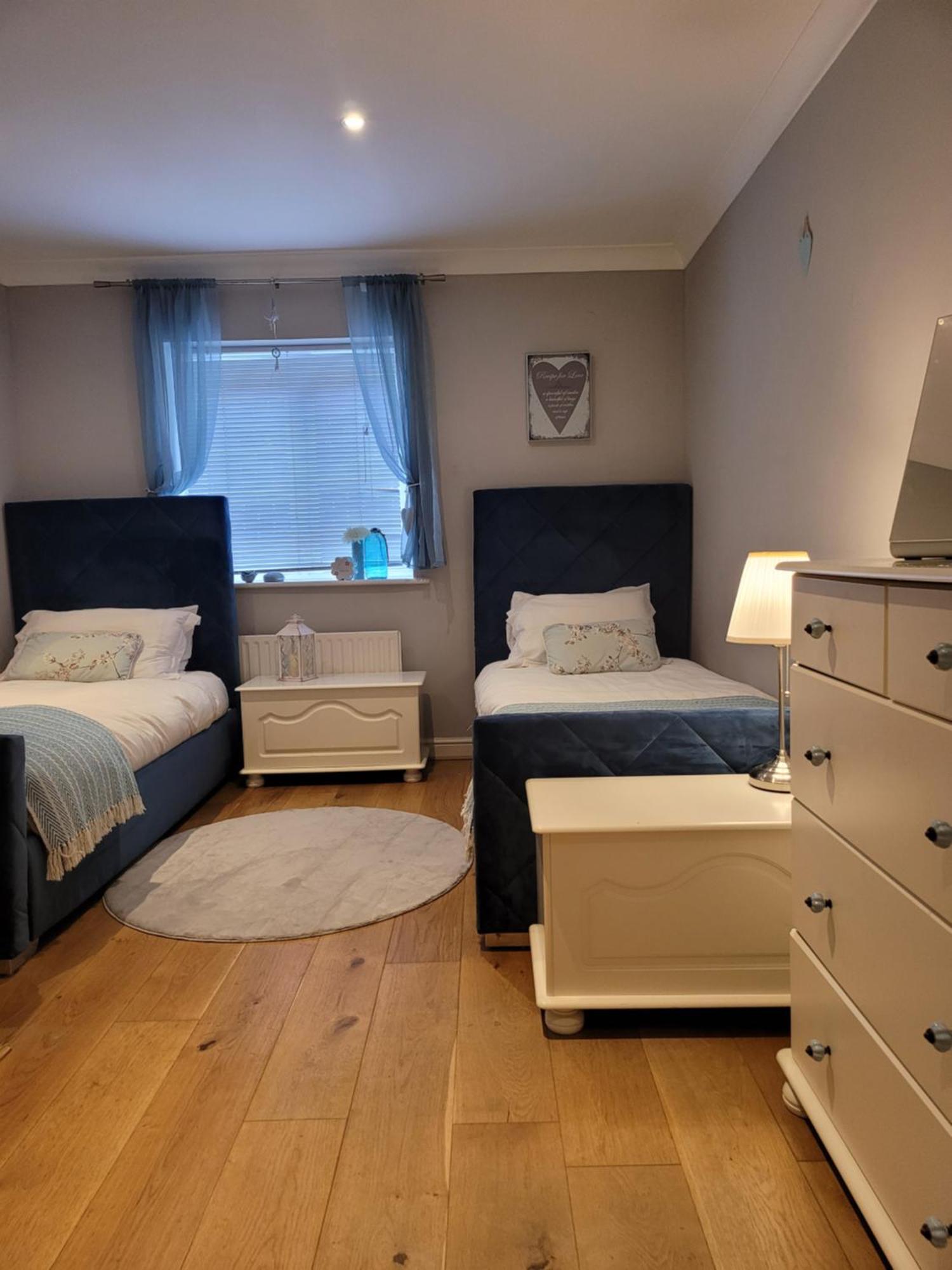 Appartamento Three Bedroom By Beautiful Park Londra